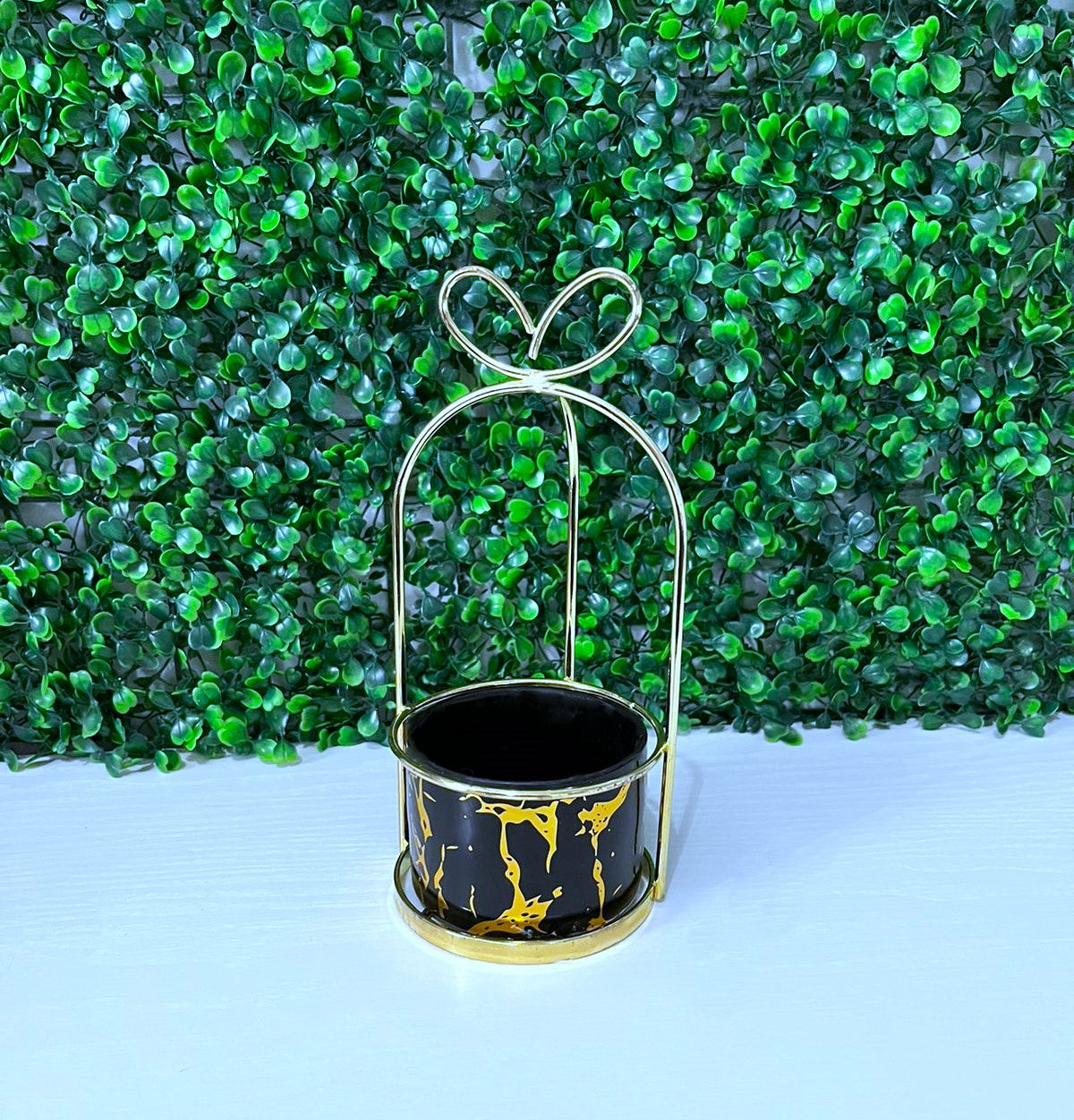 Vaso de Ceramica Tripé Laço em Metal Dourado 20x9,5cm Flores Plantas