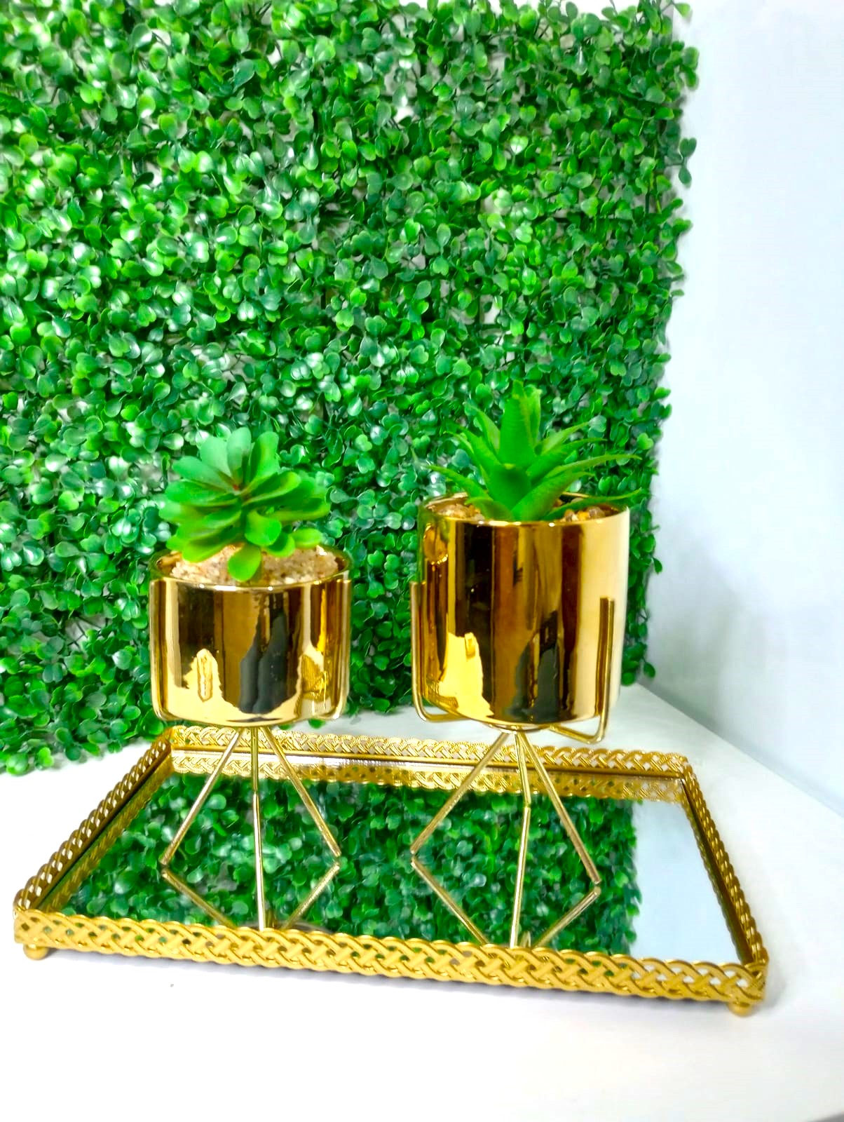 Vaso de Ceramica Decorativo Tripé em Metal Dourado Flores Plantas