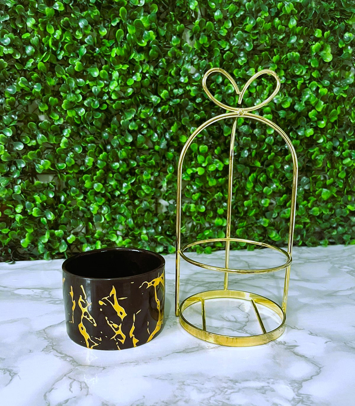 Vaso de Ceramica Tripé Laço em Metal Dourado 20x9,5cm Flores Plantas