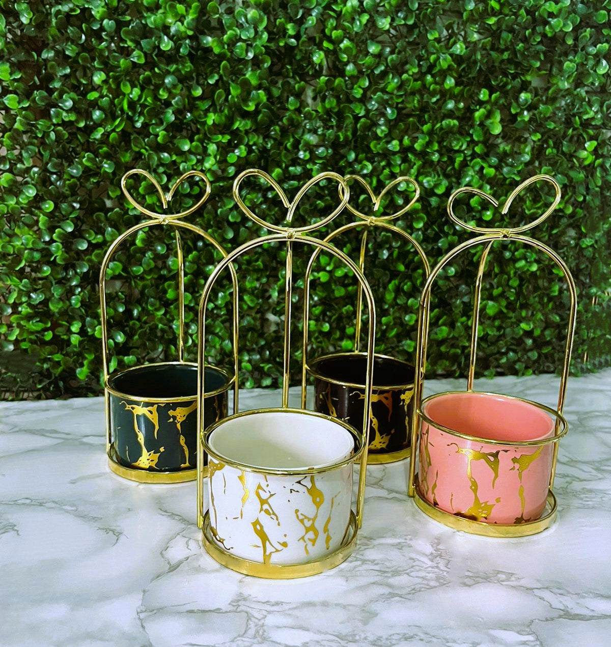 Vaso de Ceramica Tripé Laço em Metal Dourado 20x9,5cm Flores Plantas