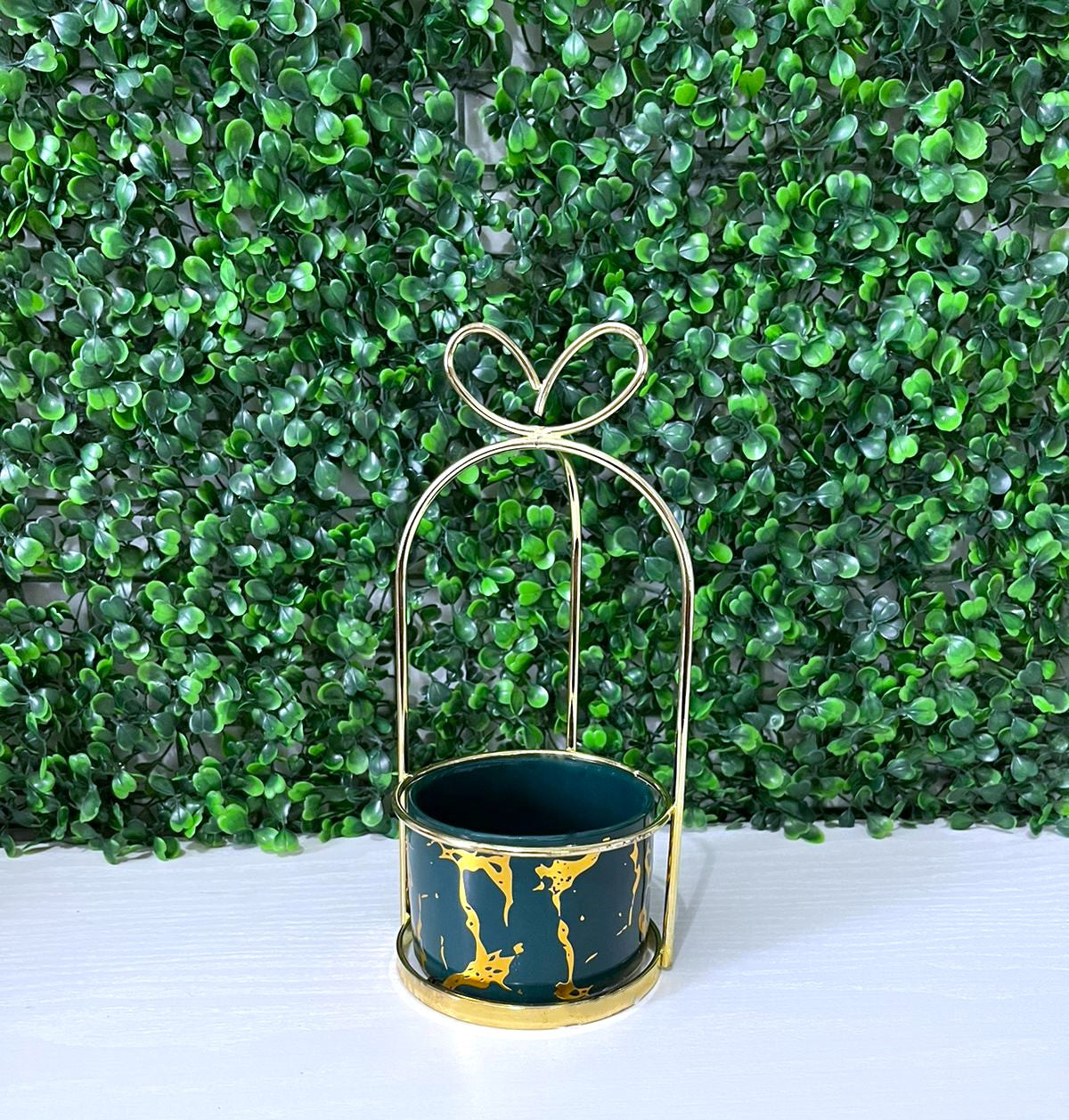 Vaso de Ceramica Tripé Laço em Metal Dourado 20x9,5cm Flores Plantas