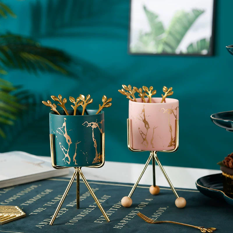 Vaso de Ceramica Decorativo Tripé em Metal Dourado Flores Plantas