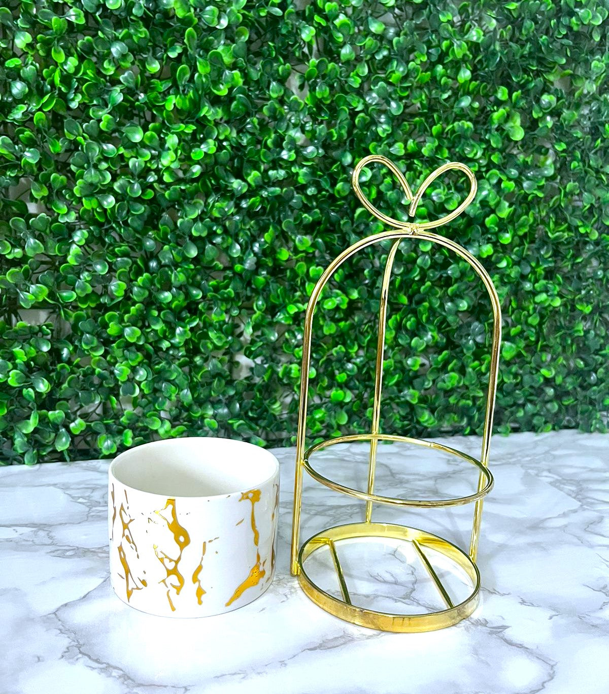 Vaso de Ceramica Tripé Laço em Metal Dourado 20x9,5cm Flores Plantas