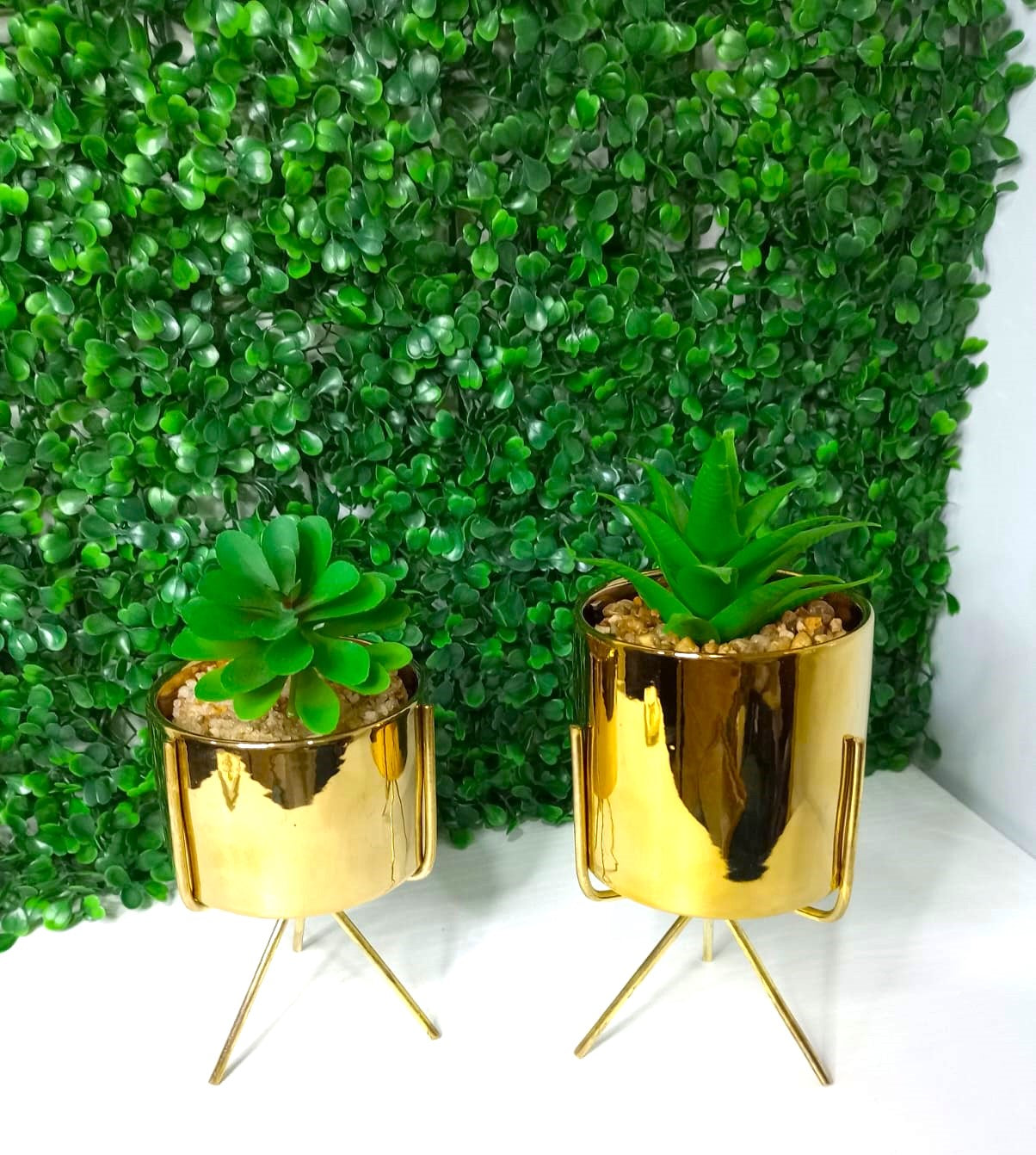 Vaso de Ceramica Decorativo Tripé em Metal Dourado Flores Plantas