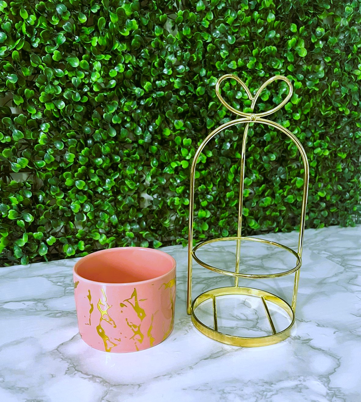 Vaso de Ceramica Tripé Laço em Metal Dourado 20x9,5cm Flores Plantas