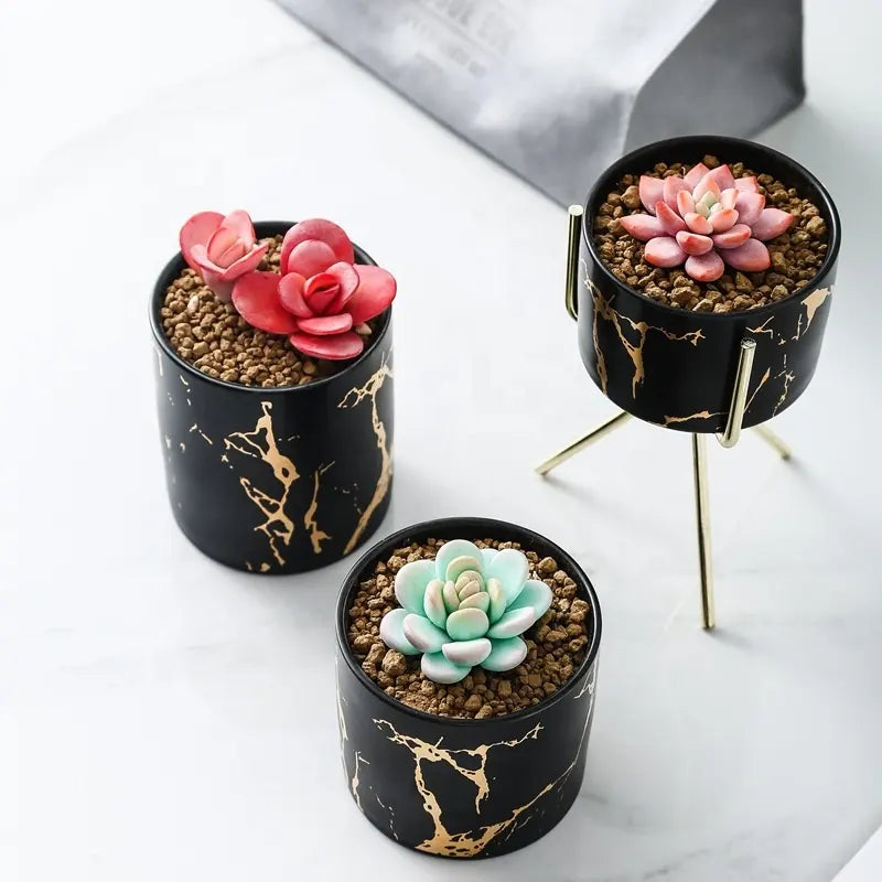 Vaso de Ceramica Decorativo Tripé em Metal Dourado Flores Plantas