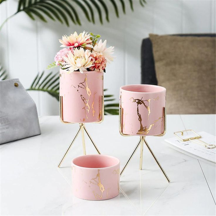 Vaso de Ceramica Decorativo Tripé em Metal Dourado Flores Plantas