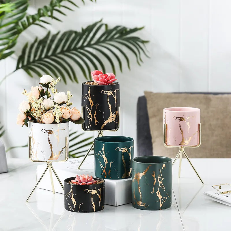 Vaso de Ceramica Decorativo Tripé em Metal Dourado Flores Plantas