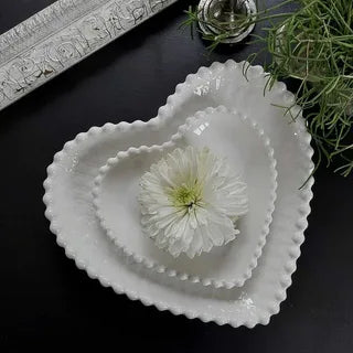 Prato Sobremesa Design de Coração Branco 24,5X22,5CM Superfície Cravejada de Corações