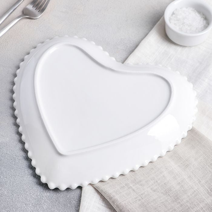 Prato Sobremesa Design de Coração Branco 24,5X22,5CM Superfície Cravejada de Corações